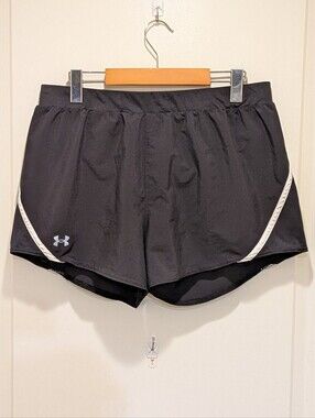 EUC Under Armour L Heatgear Loose Fit Black and White Training Mini Shorts